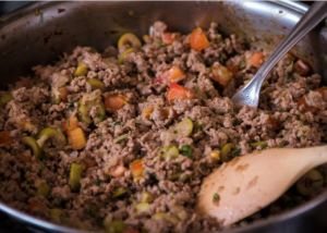 Receta para perro de carne molida con batata imagen representativa